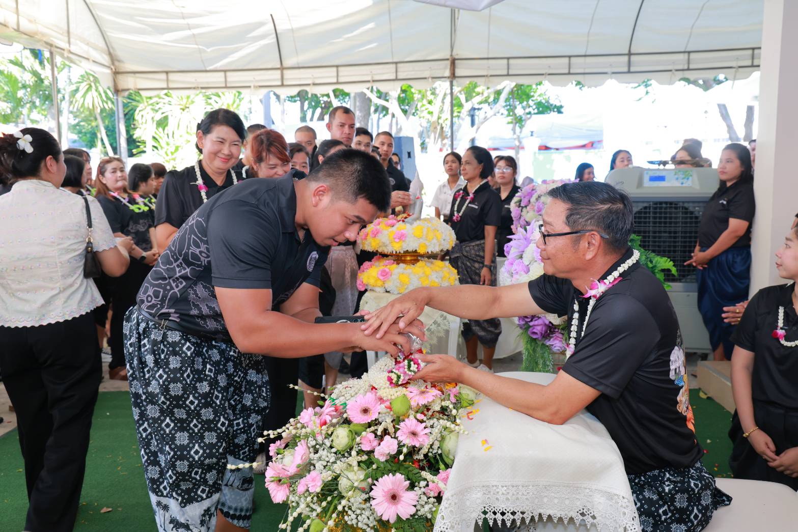 title - ปฏิรูปที่ดินจังหวัดเพชรบุรี พร้อมด้วยเจ้าหน้าที่ ส.ป.ก.เพชรบุรี ร่วมพิธีรดน้ำขอพรผู้บริหารจังหวัด เพื่อเสริมความเป็นสิริมงคลเนื่องในโอกาสต้อนรับปีใหม่ไทย 2569 และเพื่ออนุรักษ์และสืบสานประเพณีสงกรานต์อันดีงามของไทย